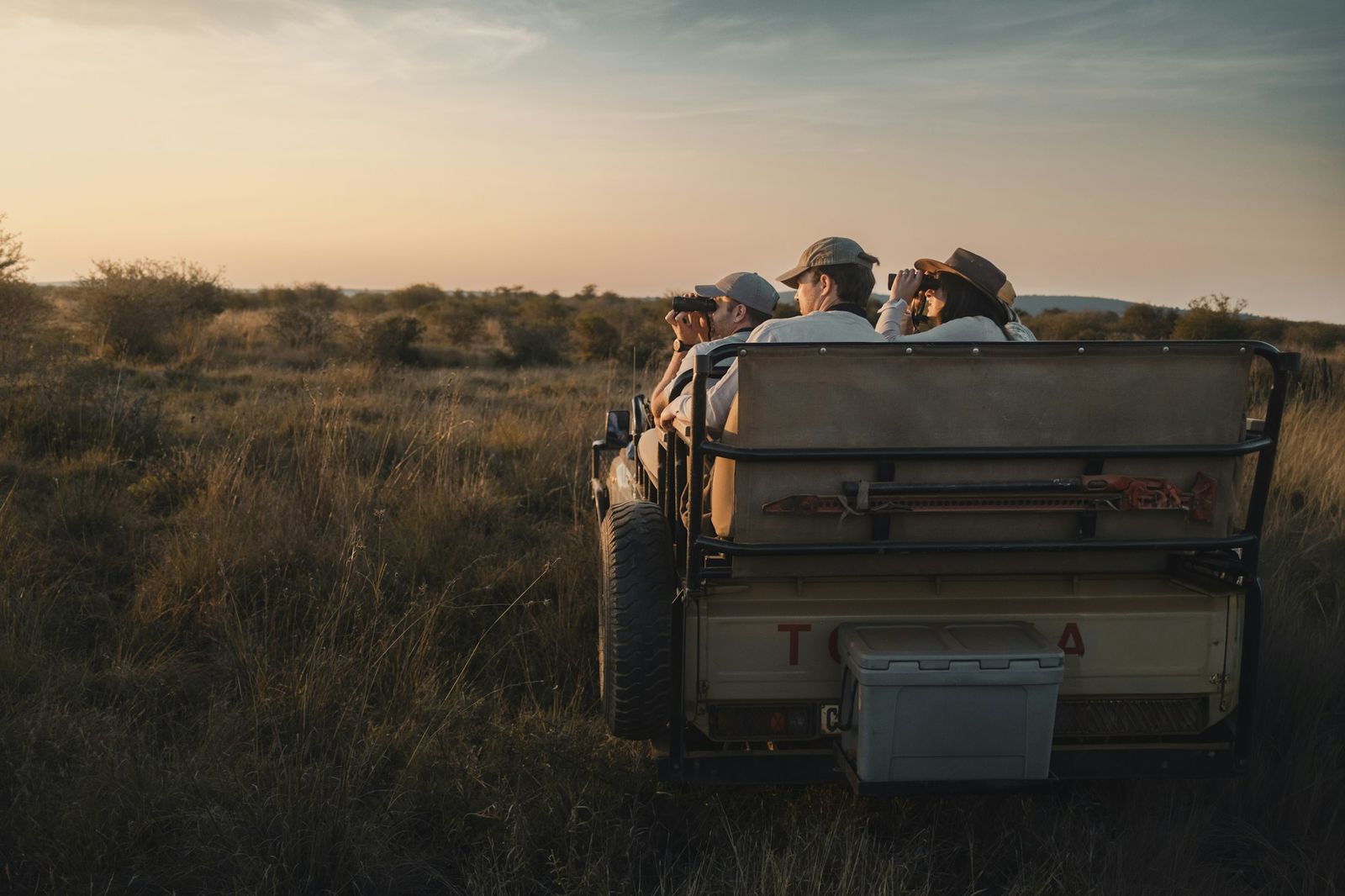 Viajeros con su guía durante un safari al atardecer