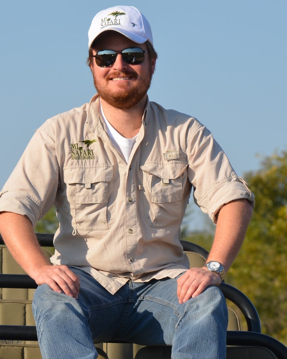 Michael en un vehículo de safari