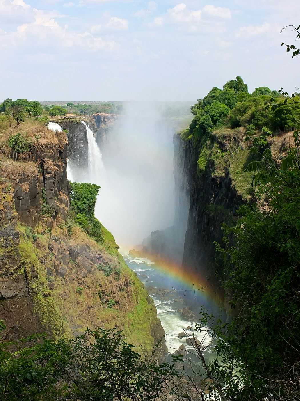 Cataratas Victoria con arcoíris en la garganta